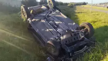 Perdió el control del auto y volcó