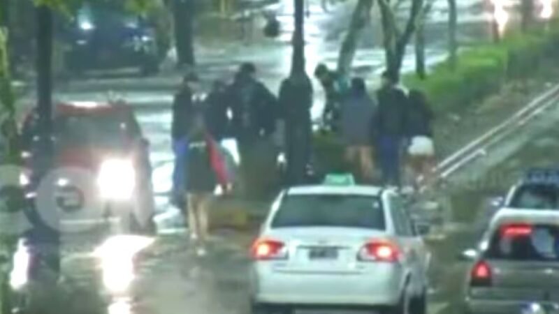 Brutal golpiza en La Plata: lo dejaron inconsciente y le robaron hasta las zapatillas