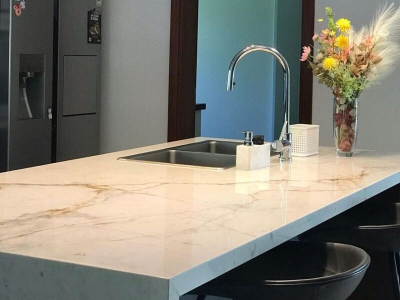 Ni mármol ni granito: este es el nuevo material de mesadas que es tendencia en 2025