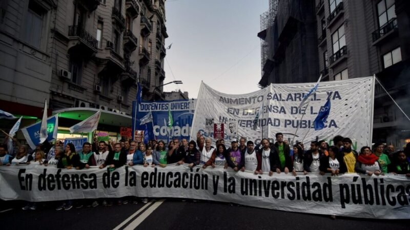Estatales, docentes, estudiantes y médicos marchan contra los vetos de Milei