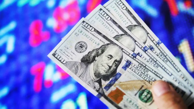 El dólar tocó los $1.425, se hundieron las acciones en Wall Street y el Riesgo País saltó a 1.100 puntos