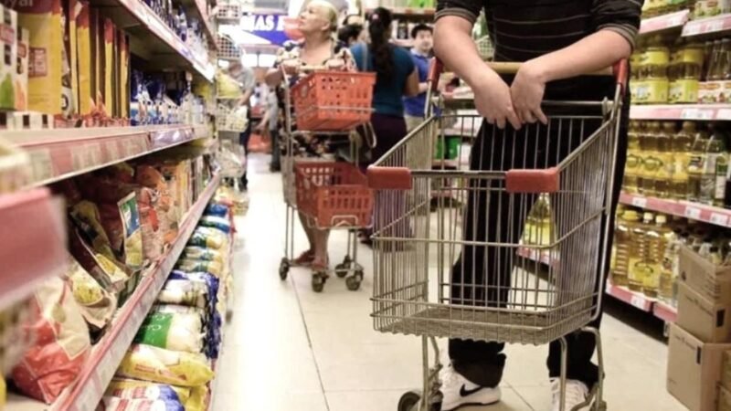 Consumo: las ventas en supermercados cayeron 2,1% en julio