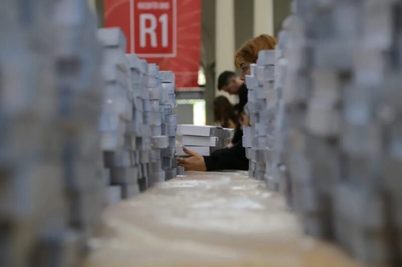 Con la oposición de todos los partidos, la Justicia debatió en audiencia si reimprime las boletas sin la cara de Espert