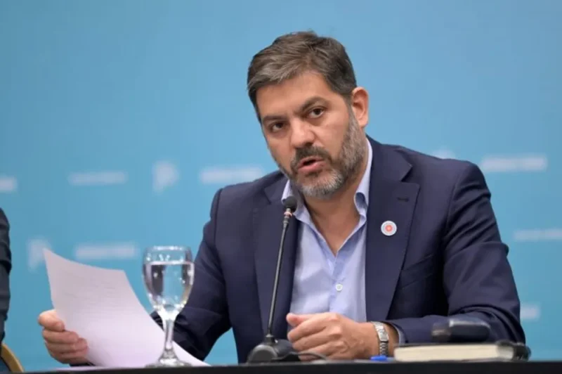 Carlos Bianco criticó la intervención de EE.UU. y dijo que la economía se sostiene “con pulmotores”