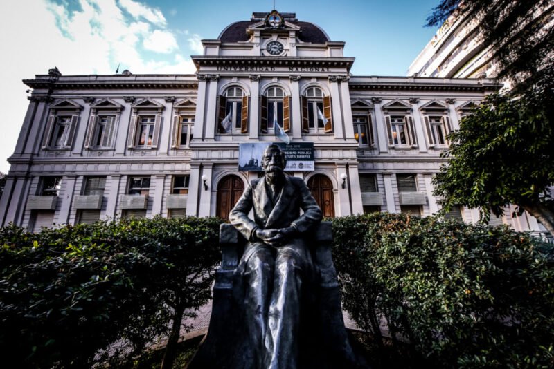 Tres días sin clases en la UNLP por el reclamo docente ante el Gobierno nacional