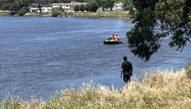 Con buzos tácticos y más personal técnico, continúa la búsqueda del joven desaparecido en el río Quequén