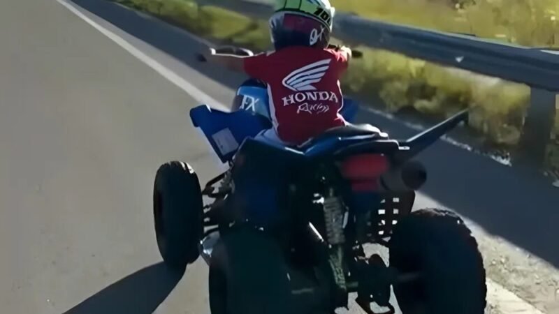 Suspendieron la licencia a un hombre que filmó a su hijo de 5 años en un cuatriciclo