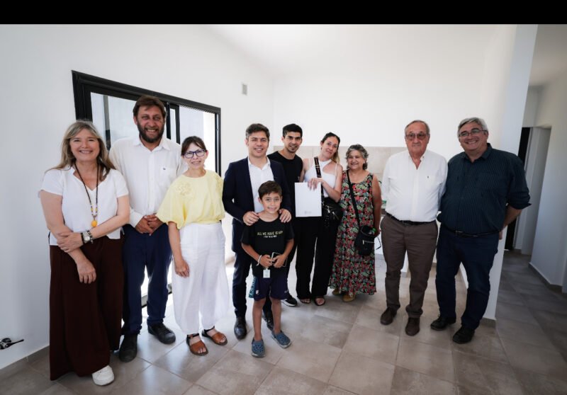 Kicillof entregó viviendas a familias de Tandil y Ayacucho