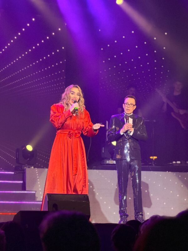 A sala llena y ovacionada de pie, Fátima Florez estrenó en Mar del Plata “Fátima Universal”