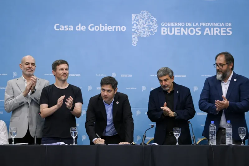 Kicillof anunció línea de inversión en ciencia y se diferenció de Milei a quien acusó de vaciar el sistema