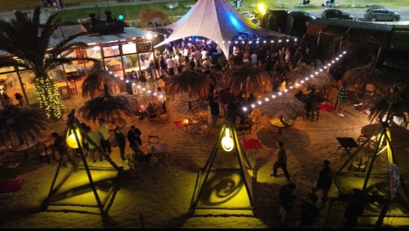 Mahalo: El rincón “Miami” que conquista la Playa Las Toscas este 2026 cumple 4 años