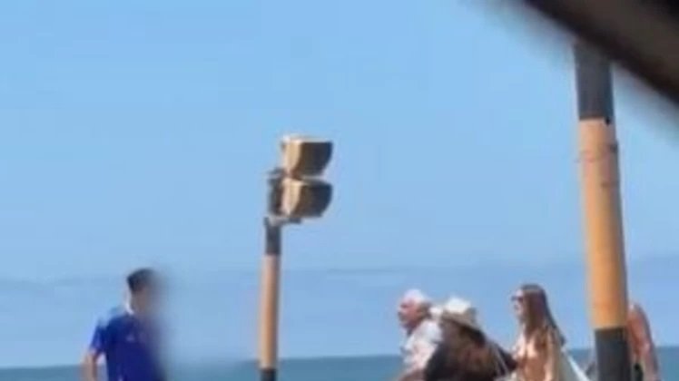 Le arrebató una cadena a un turista y huyó