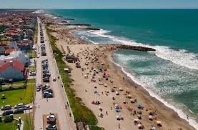 Olas gigantes en Mar del Plata y Mar Chiquita: un muerto, más de 35 heridos y tensión en las playas
