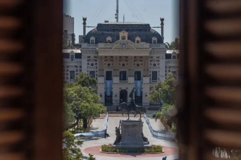 La Provincia recibirá este martes a estatales, docentes y judiciales para negociar salarios