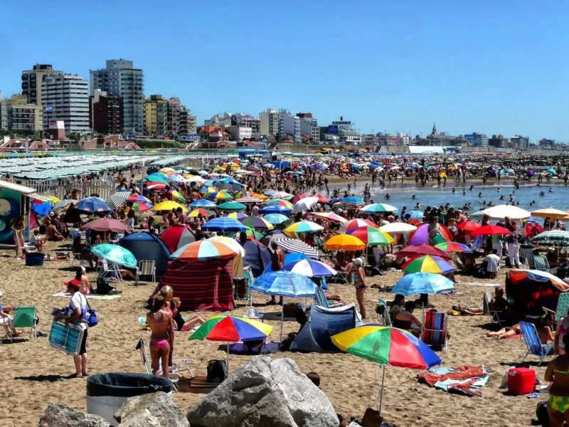 El agua Mar del Plata está más cálida y cristalina de lo habitual y sorprende a los turistas