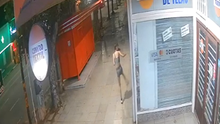 Rompió una vidriera a patadas en Mar del Plata y casi muere desangrada