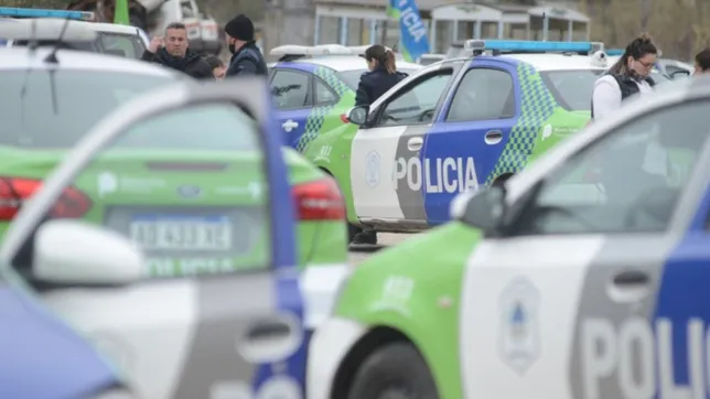 Persecución en Wilde: un patrullero y un auto terminaron arriba de la vereda