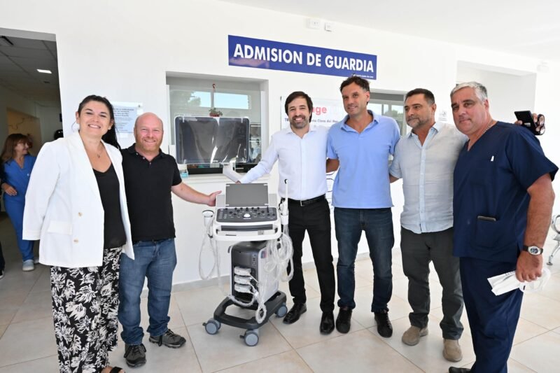 Kreplak visitó Santa Clara, entregó un ecógrafo y recorrió las obras en el CAPS