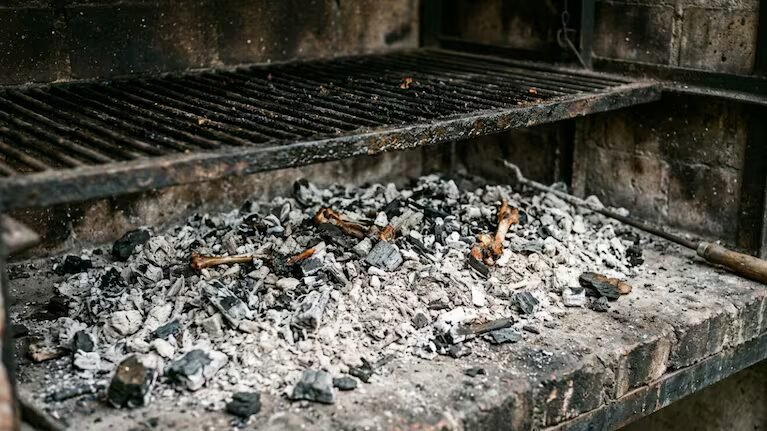 Si tenés cenizas de asado, poseés un tesoro: 3 trucos para reutilizarlas y no tirarlas a la basura