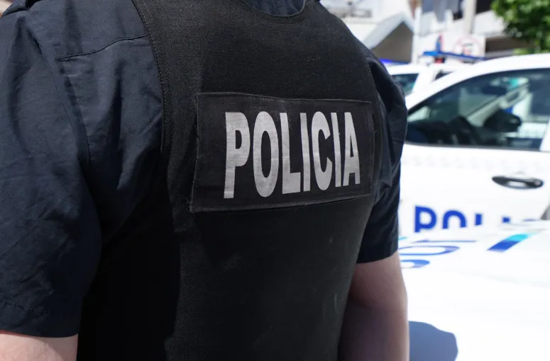 En el brutal asalto a un kiosco, un policía herido