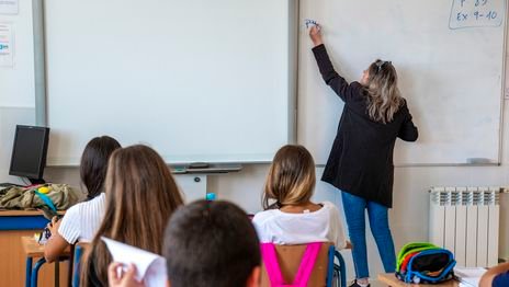 Los docentes bonaerenses piden que se adelante el cobro del sueldo de marzo