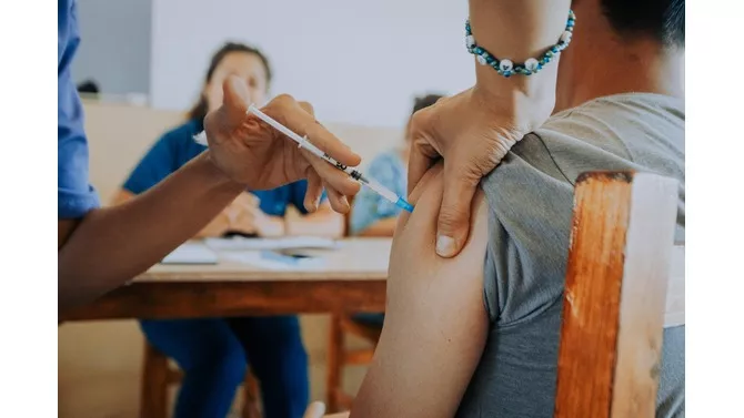 Comienza la campaña de vacunación antigripal para el personal de salud y personas mayores de 65 años