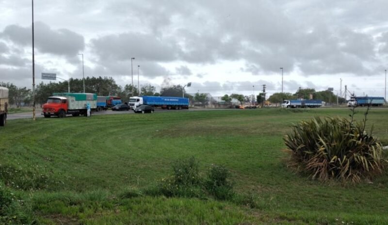 Camioneros autoconvocados se concentran en la rotonda de las rutas 86, 227 y 88