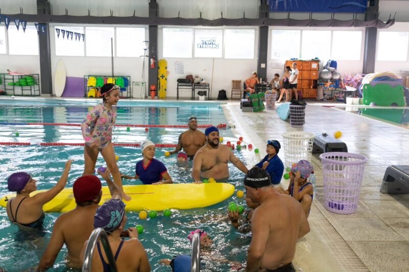 Surf en familia: una jornada de aprendizaje intergeneracional en el Natatorio Municipal de Santa del Mar