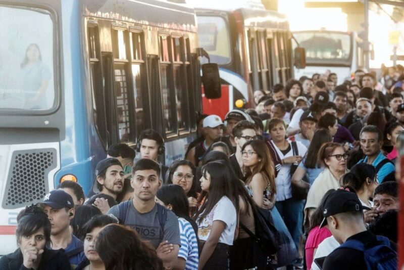 Las empresas de transporte advierten que se podrían suspender los servicios en el AMBA