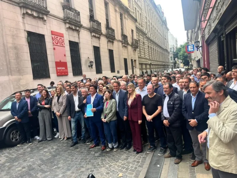 Intendentes marcharon contra Caputo por el precio de la nafta y la falta de obras