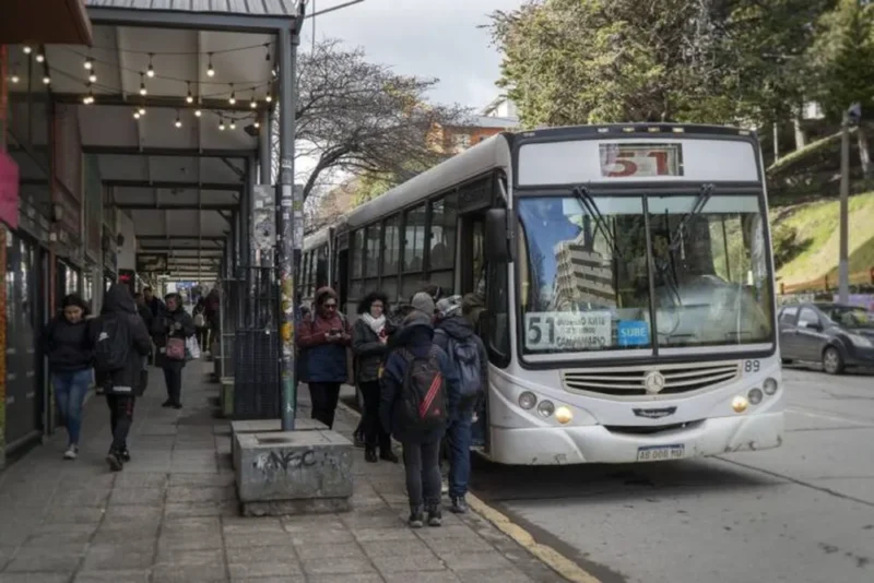 Los ómnibus del AMBA anunciaron que reducen su frecuencia por la suba del gasoil