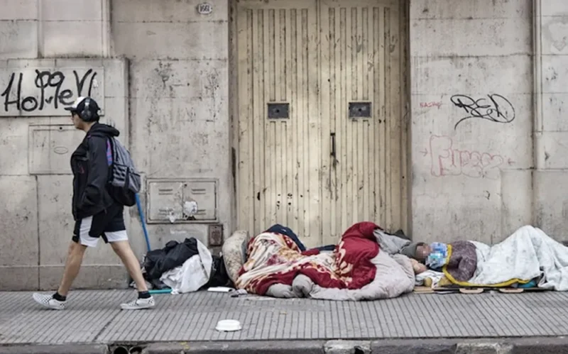 Una familia tipo necesitó $ 1.434.464 para no ser considerada pobre, según el Indec