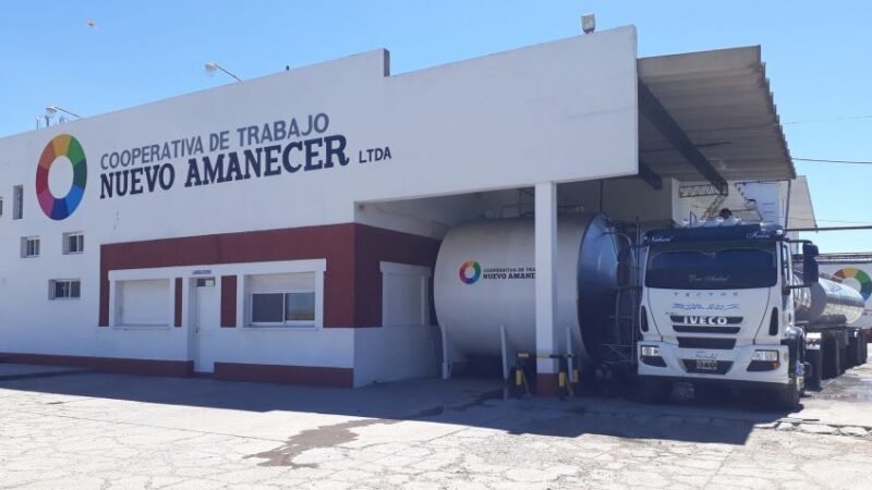Alerta por El Nuevo Amanecer: la cooperativa láctea paralizó su producción y cerró sus bocas de expendio