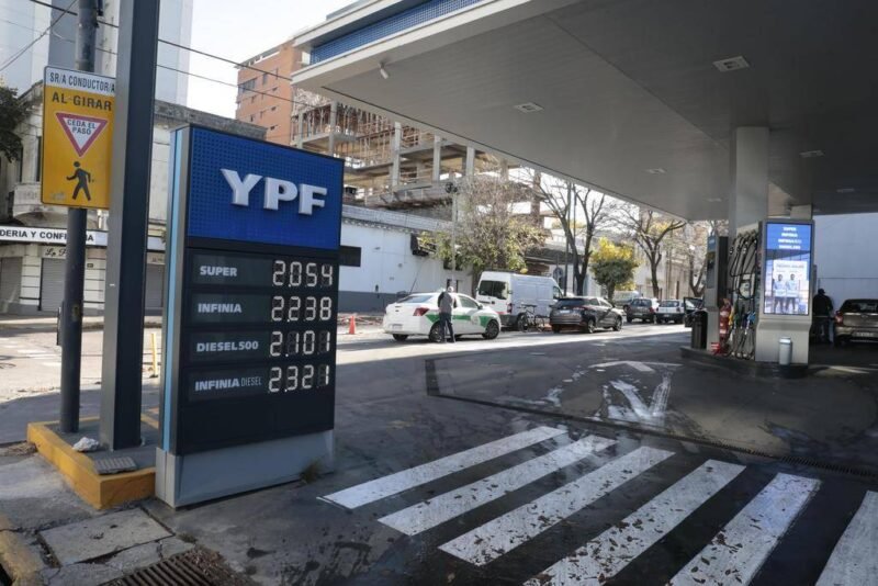 Nuevo golpe al bolsillo: La nafta súper ya superó la barrera de los $2.000 en la región