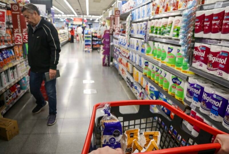 Tras el 3,4% de marzo, el Instituto Nacional de Estadística y Censos (INDEC) detalló este jueves que la inflación de abril se redujo levemente a 2,6%, y, de esta manera, el índice marcó la primera desaceleración tras diez meses de subas.