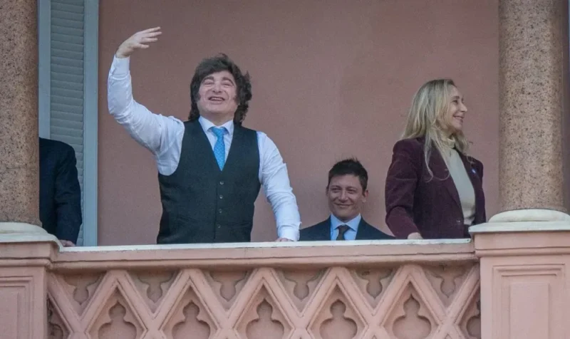 El presidente Javier Milei saludó desde el balcón de la Casa Rosada junto a integrantes de su gabinete y asesores