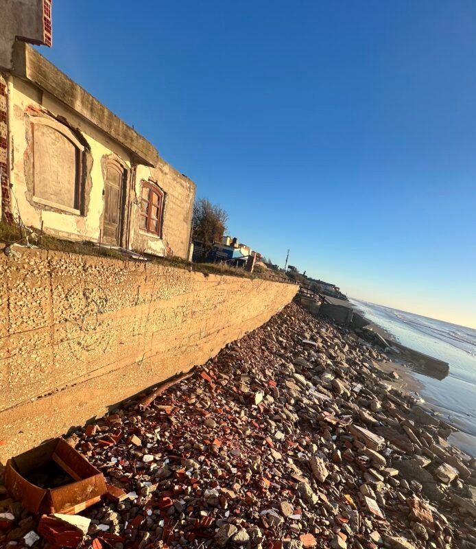 Preocupación por el avance de la erosión costera: el mar gana terreno en distintas localidades de la Costa Atlántica