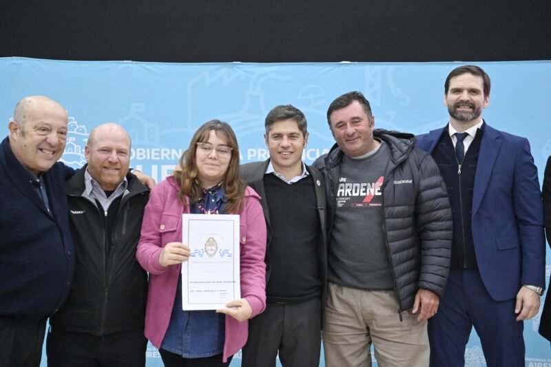 Kicillof en Mar Chiquita: junto a Wini y Paredi entregó escrituras gratuitas e inauguró nuevos espacios