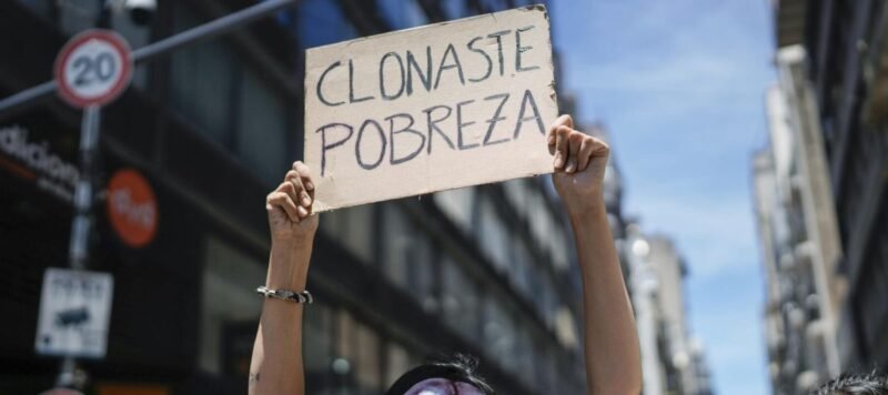 El poder de compra del salario mínimo sufrió una fuerte pérdida frente al cierre de 2023