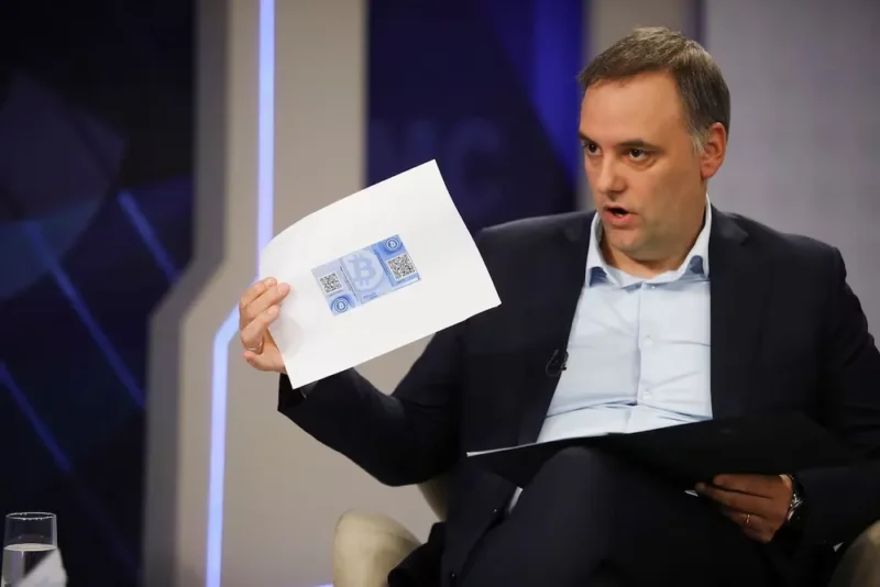 Manuel Adorni presentó su declaración jurada y justificó sus ahorros sin declarar: “La manera de escaparle a la vieja política era ahorrar en negro”