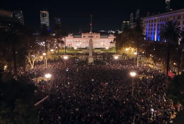 Multitudinario adiós al Indio Solari: “Misa ricotera” en Plaza de Mayo y vigilias en todo el país tras su muerte