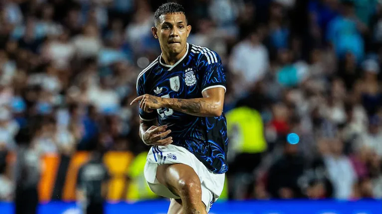Argentina inicia la defensa del título mundial ante Argelia en Kansas