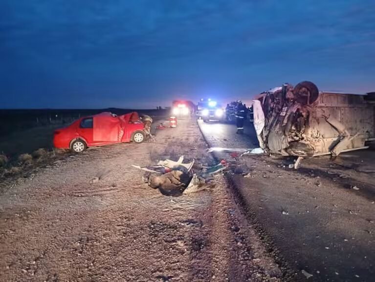 Tragedia en Córdoba: dos personas murieron y 16 niñas resultaron heridas tras un violento choque frontal