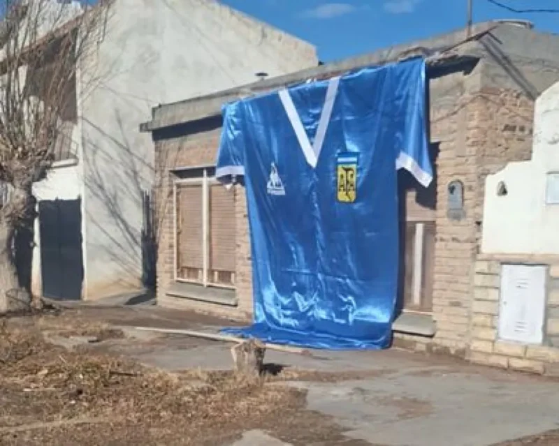 Una enorme camiseta de Maradona apareció en una casa de Zapala y se volvió viral