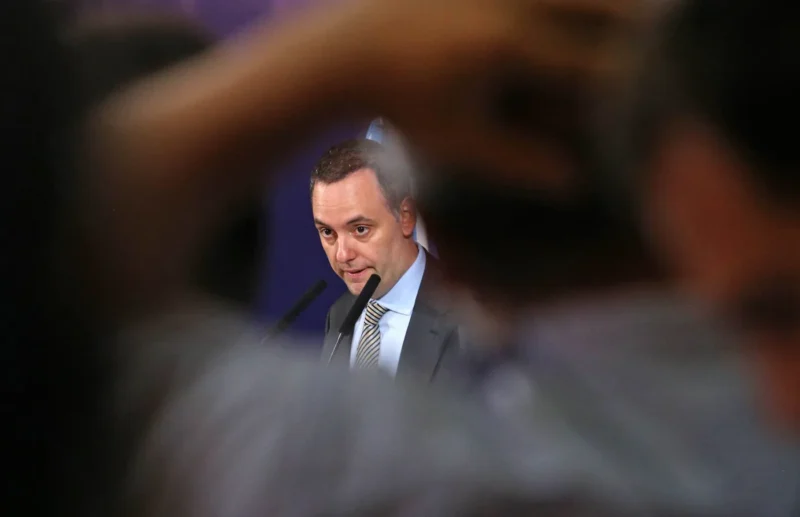 Adorni renunció al directorio de YPF tras dejar la Jefatura de Gabinete