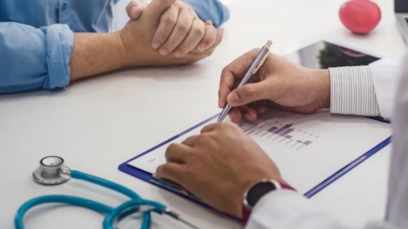 Las prepagas aumentaron 460% desde noviembre de 2023 y más de un millón de personas perdieron cobertura
