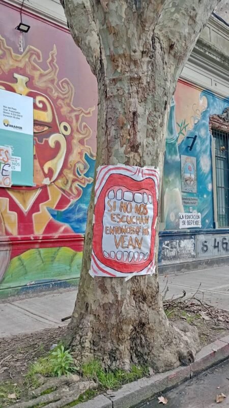 Estudiantes protestaron contra la reincorporación de una directora