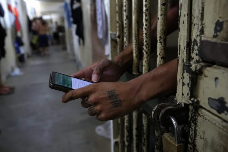 Celulares en las cárceles bonaerenses: advierten que una prohibición total podría afectar la seguridad y la educación