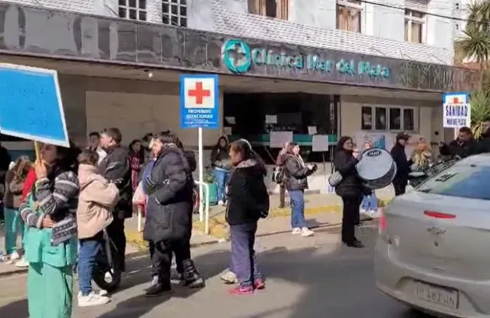 Trabajadores de la Clínica Mar del Plata volvieron a reclamar por salarios adeudados