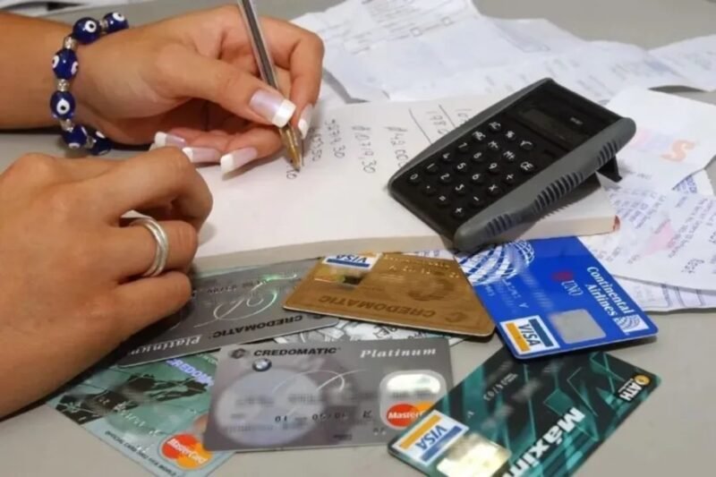 La cantidad de familias argentinas con dificultades para cumplir con sus compromisos financieros volvió a crecer durante julio. De acuerdo con datos del Banco Central, la mora se acercó al 13% del total de los créditos destinados al consumo.